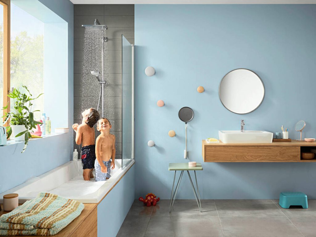 hans-grohe-croma-e_overhad-shower-shower-set_childen-and-bath-tub_ambience_4x3