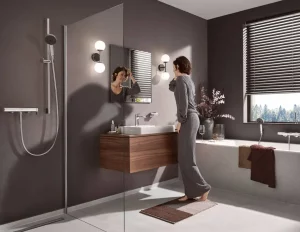 vivenis_ambience_whole-bathroom_woman-standing_16x9