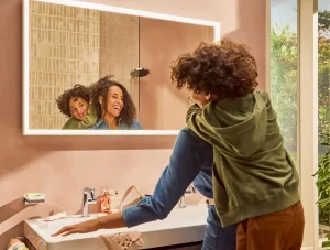 xarita-e-sensor_washplace_mother-and-son_ambiance_16x9